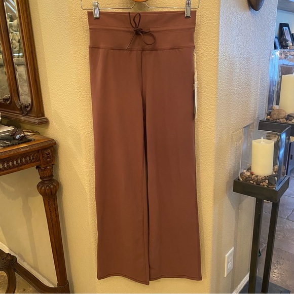 Vuori  Brown Wide-Leg Pants Short - Picture 1 of 11